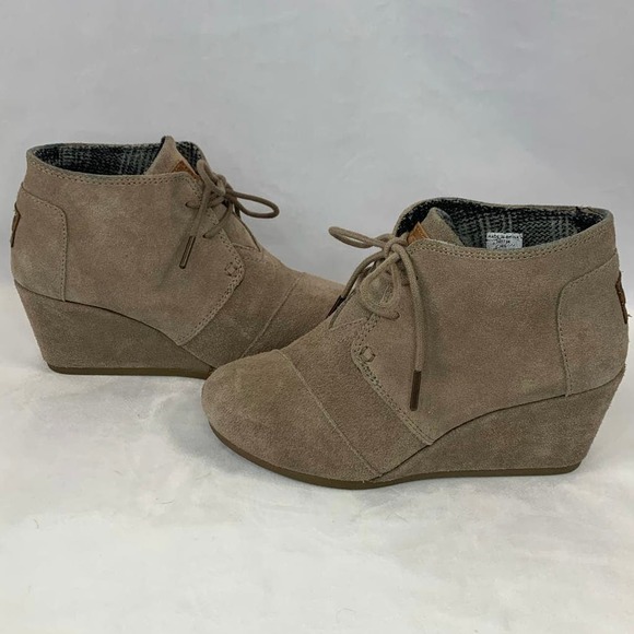 TOMS‎ Desert Wedge Khaki Tan Suede Leather Booties Flannel Lined Size 6 W - Picture 1 of 11